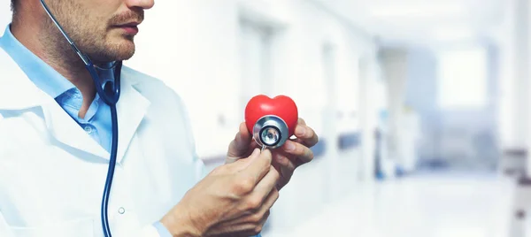 Cardiology heart care concept - cardiologist with stethoscope in hospital hallway — Stock Photo, Image