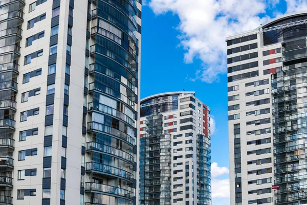 Moderni condomini urbani contro il cielo blu — Foto Stock
