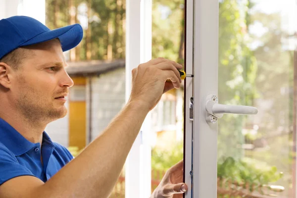 Kunststof venster service voor installatie en onderhoud — Stockfoto