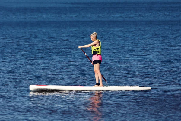 SUP kebugaran wanita di papan dayung di danau — Stok Foto