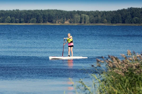 SUP fitness - žena na prkno v jezeře — Stock fotografie