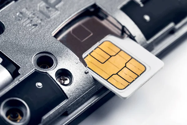 Invoegen van SIM-kaart in de smartphone — Stockfoto