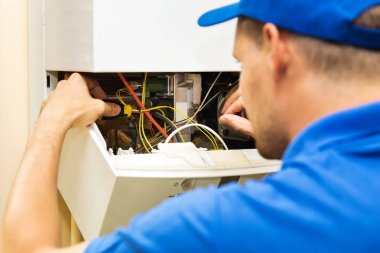 Kombi Isıtma ev gaz ile çalışan bakım servis mühendisi