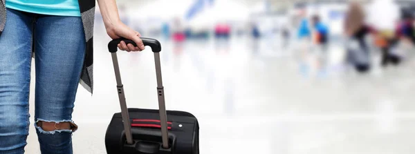 Mulher andando com suitace no terminal do aeroporto. espaço de cópia — Fotografia de Stock