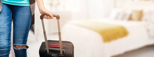 Tijd voor vakantie - vrouw met bagage koffer in slaapkamer Lees voor reizen — Stockfoto