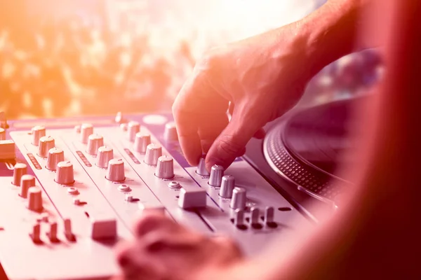 Dj mixing and playing music in nightclub at the party — Stock Photo, Image