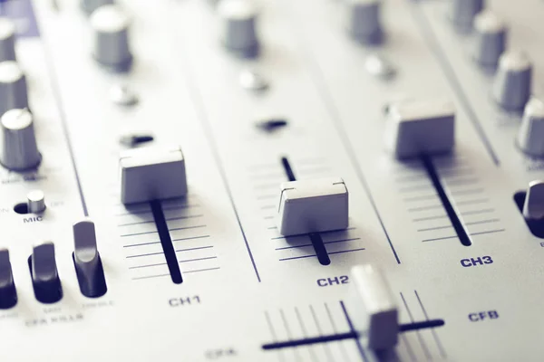 Misturador de som de áudio. equipamento estúdio de gravação de música — Fotografia de Stock