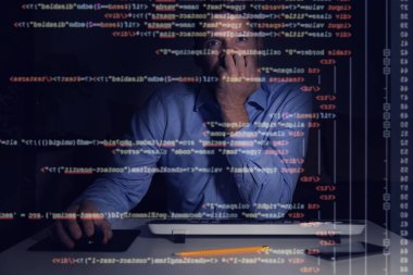 Programcı kodu d bilgisayar ekranında programlama ile çalışma