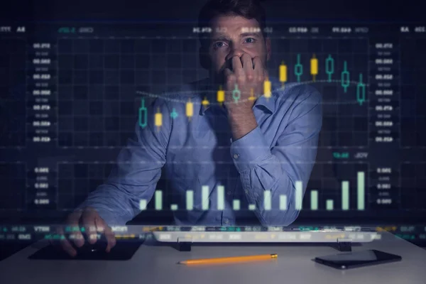 Üzletember elemezve a tőzsdei grafikonok és az adatok a számítógép képernyőjén — Stock Fotó