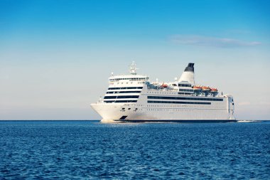 cruise gemi denizde güneşli sabahı
