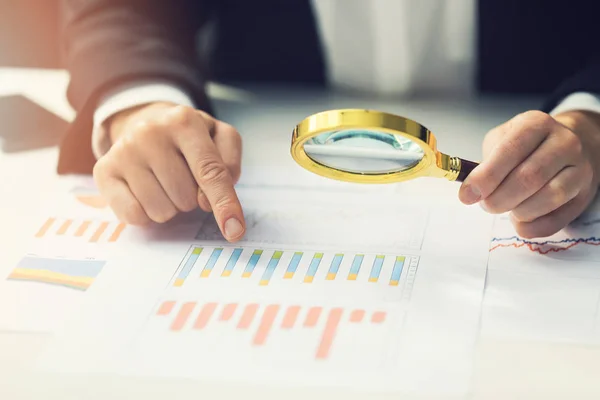 Zakelijke vrouwen vergrootglas met financiële Overzichtstabel van het evaluatieverslag. audit concept — Stockfoto