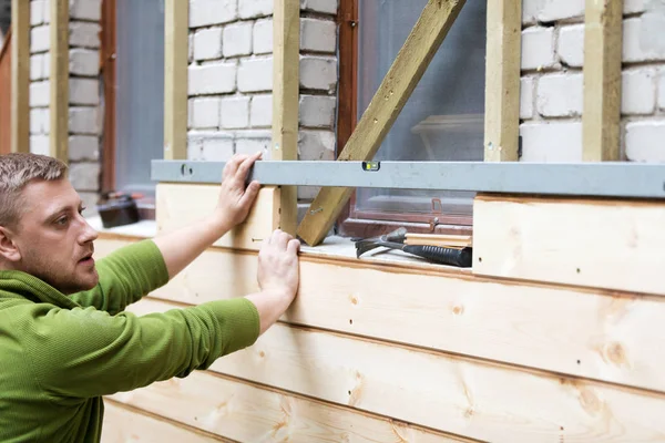 Restaurierung der alten Ziegelhausfassade mit neuen Holzdielen — Stockfoto