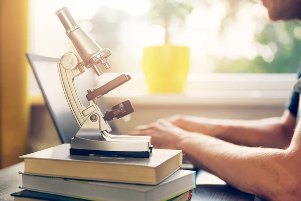 Wetenschap student leren thuis met boeken en laptop — Stockfoto