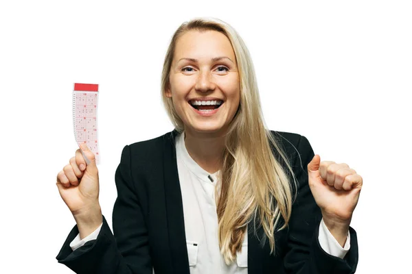 Gelukkige vrouw met gelukkige loterij ticket in hand geïsoleerd op witte achtergrond — Stockfoto