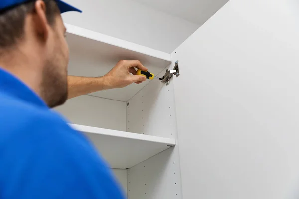 Servicio de montaje de muebles - trabajador instalando puertas del gabinete —  Fotos de Stock