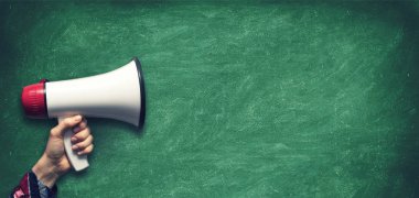 megafon boş yeşil kara tahta arka plan ile el