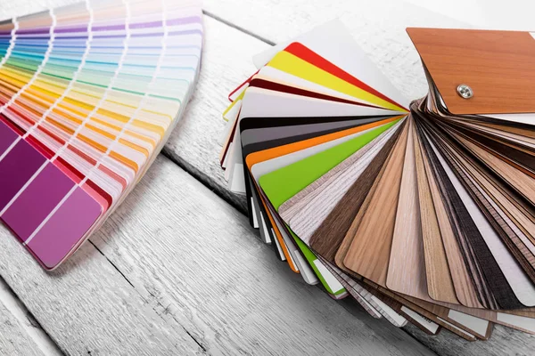 Design interiéru - barvy a dřeva vzorky na stůl — Stock fotografie