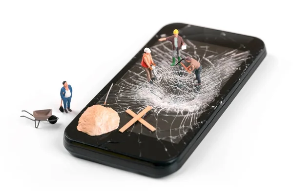 Concept de service de réparation de téléphone travailleurs de la construction réparer écran cassé smartphone — Photo