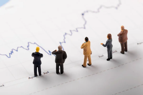 Empresários analisando o conceito de relatórios de gráfico financeiro de negócios — Fotografia de Stock