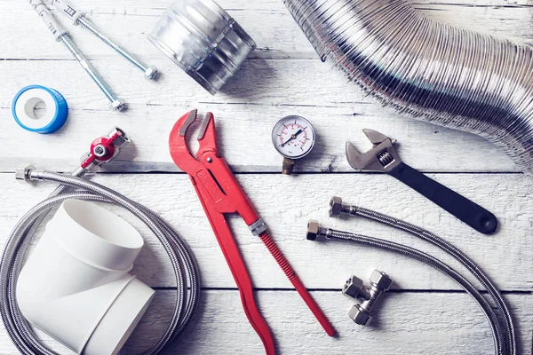 Herramientas de fontanería y accesorios en mesa de madera. vista superior — Foto de Stock