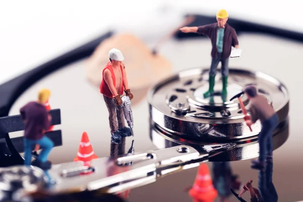 Концепция восстановления данных. статуэтки строителей на жестком диске — стоковое фото