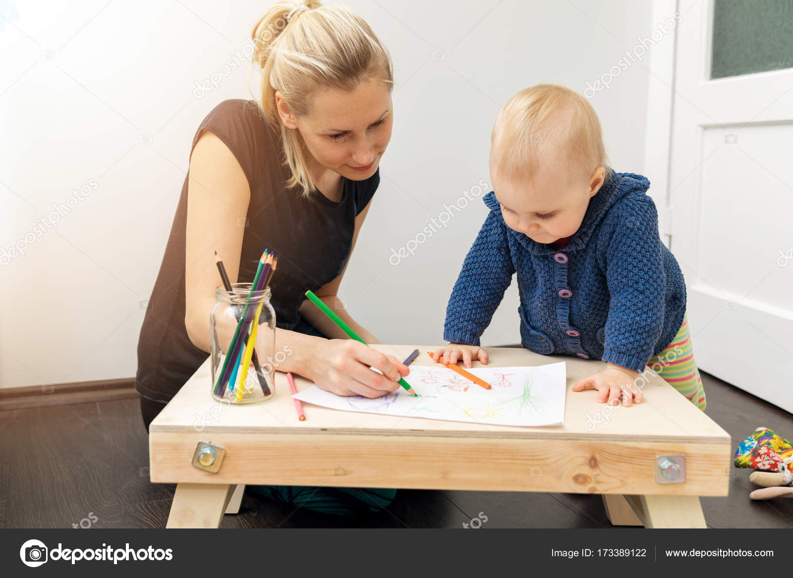 Madre e bambino di trascorrere del tempo insieme e un disegno con matite colorate — Foto di ronstik