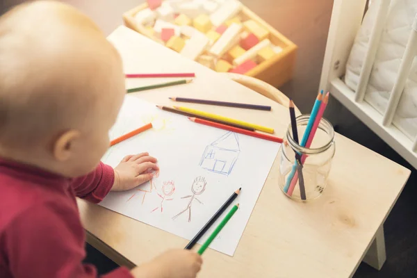 Niño dibujo cuadro familiar con lápices de colores en casa —  Fotos de Stock