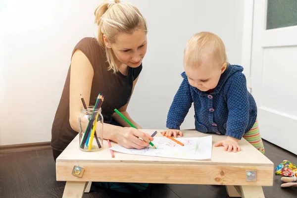 엄마와 아이가 함께 시간을 보내고 그리고 색연필으로 그림 그리기 — 스톡 사진
