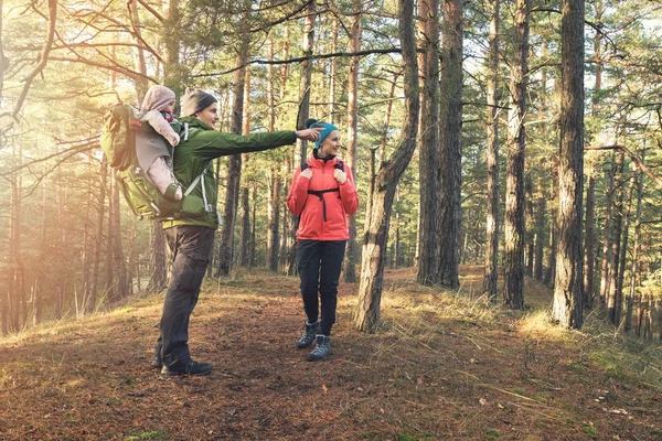 Junge Familie auf Waldwanderung an sonnigem Herbsttag — Stockfoto