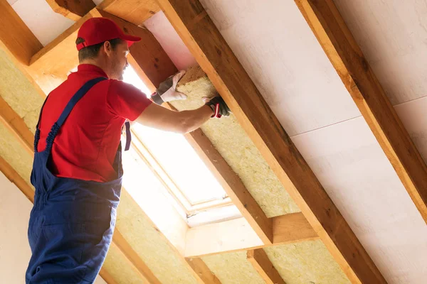 Dachbodendämmung im Haus - Bauarbeiter montiert Steinwolle in Mansardenwand — Stockfoto