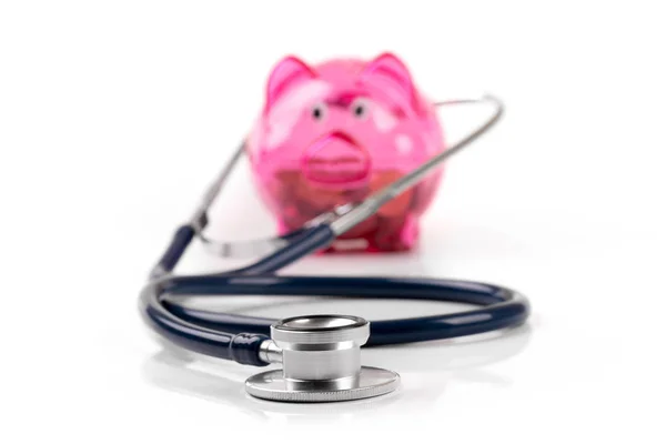 Hälso-och budget och besparingar spargris med stetoskop — Stockfoto