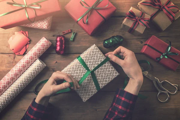Gift wrapping. woman tie a ribbon bow — Stock Photo, Image