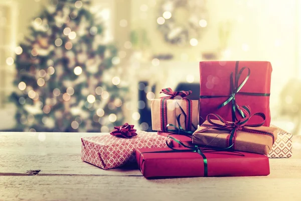 Presentes embrulhados no fundo da árvore de natal em casa — Fotografia de Stock