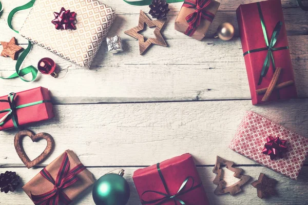 Presentes de Natal e decorações em fundo de madeira branca com espaço de cópia — Fotografia de Stock