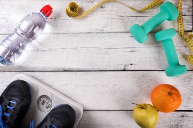 Beyaz ahşap spor salonu zemin kopya alanı ile iş öğeleri. Üstten Görünüm