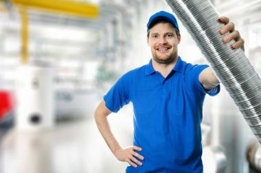 Esnek alüminyum tüp elinde ducting ile HVAC teknisyeni