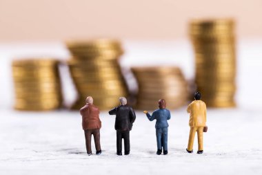 para konusunda tartışırken iş adamları