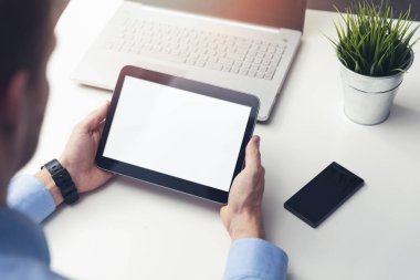boş dijital tablet office masada ellerinde tutan işadamı