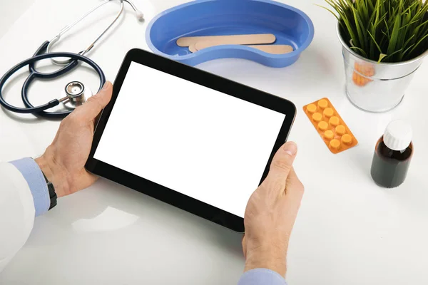 Medico in possesso di tablet digitale in bianco in mano in ufficio — Foto Stock