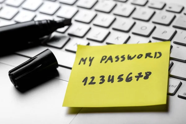 Sticky note with weak easy password on laptop keyboard — Stock Photo, Image