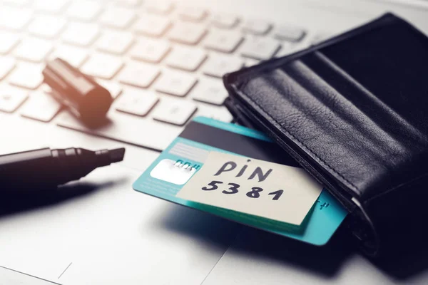 Haftnotiz mit PIN-Code auf Kreditkarte — Stockfoto