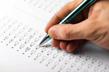 öğrenci el sınavı test yanıt sayfasında kalem dolgulu