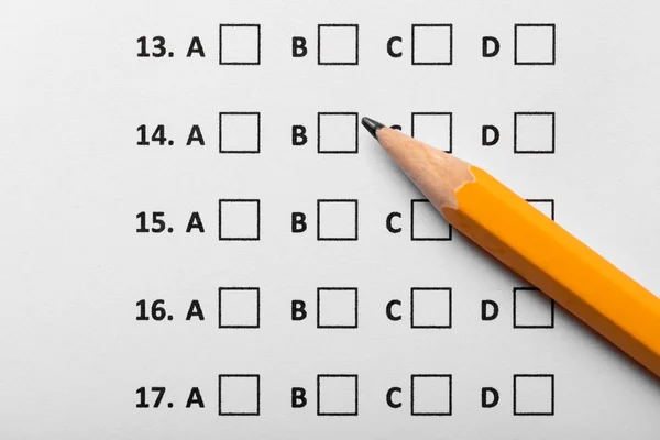 Teste de exame folha de resposta com lápis amarelo. vista superior — Fotografia de Stock