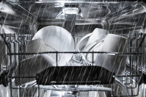 Máquina de lavar louça processo de trabalho. vista interior — Fotografia de Stock