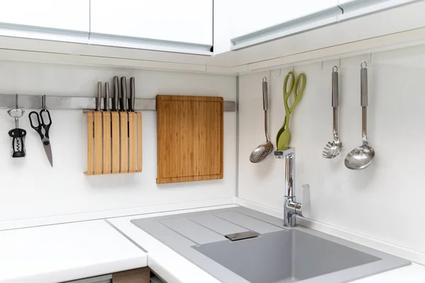 Branco brilhante cozinha design de interiores com utensílios de suspensão — Fotografia de Stock