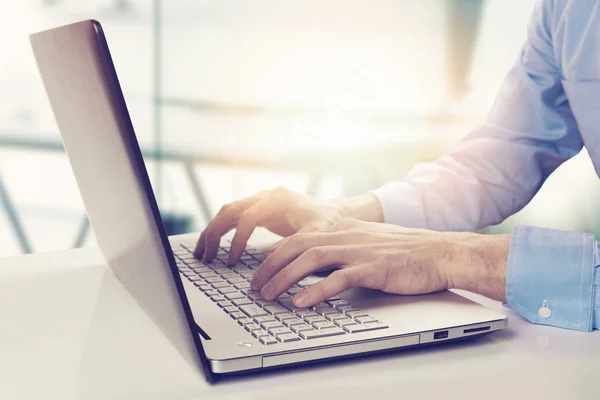 Moderne zakenman die op laptop in heldere zonnige kantoor werkt — Stockfoto