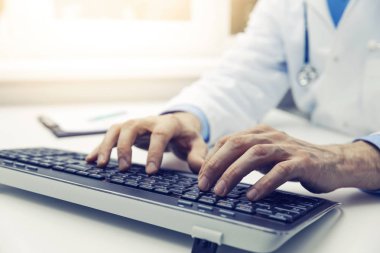 ofiste bilgisayar klavye yazarak doktor. Online Konsültasyon