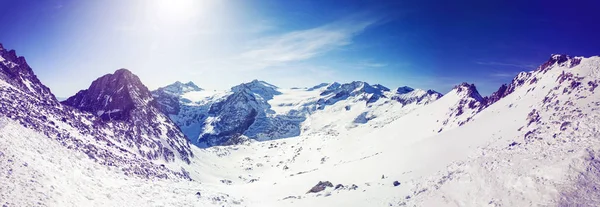 Panorama landskap av alpina berg på solig vinterdag — Stockfoto