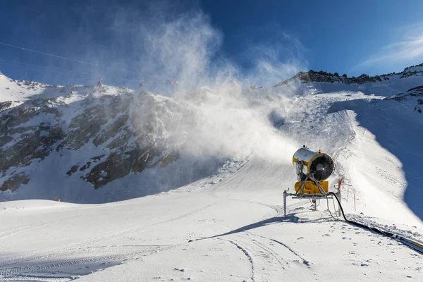 Snowmaking - cañón de nieve trabajando en la pendiente — Foto de Stock