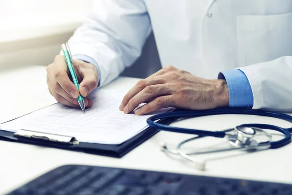 Médico que trabaja en documentos de escritura de oficina — Foto de Stock